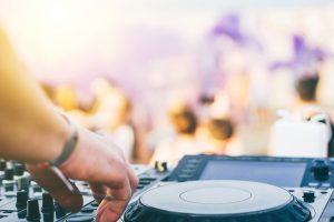 Leia mais sobre o artigo Dicas para montar a playlist perfeita que vai agitar o seu evento esportivo!