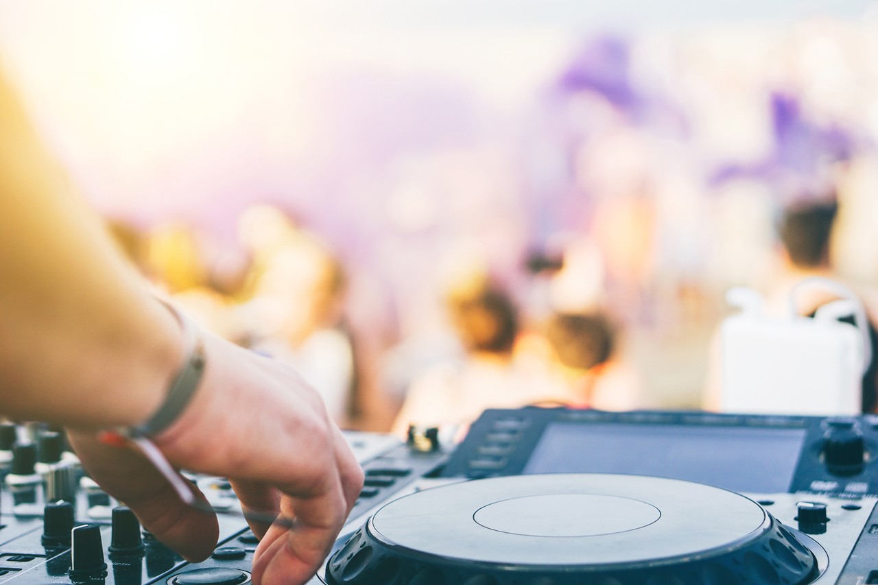 Leia mais sobre o artigo Dicas para montar a playlist perfeita que vai agitar o seu evento esportivo!